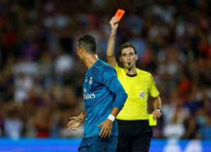 Ronaldo viendo la roja ante Barcelona