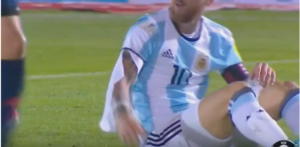 Messi con la camiseta rota