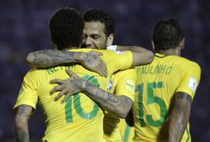 Neymar, Alves y Paulinho con Brasil
