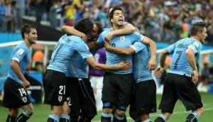 Uruguay tras un gol de Suárez