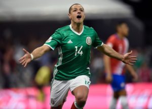 chicharito celebra un gol con mexico