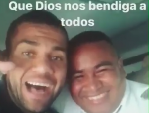 Alves con un conductor en Barranquilla