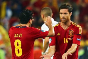 Xavi con Xabi Alonso