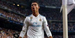 Cristiano ronaldo celebra un gol con el real madrid