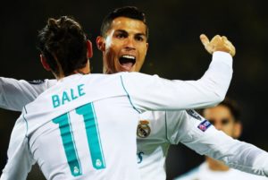 Zidane y gareth bale abrazo tras un gol con el real madrid en champions league
