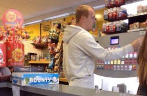 jeremy mathieu fumando cigarrillo