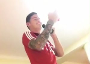 James Rodríguez cantando maluma