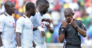(FIFA) castigó de por vida al árbitro ghanés Joseph Odartei Lamptey