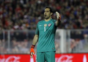 Claudio Bravo con Chile