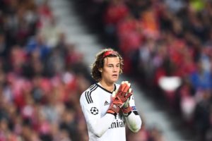 El es Mile Svilar portero del Benfica. Sé convirtió hoy en el portero más joven en debutar en la #UCL ⚽️. (18 años y 52 días).