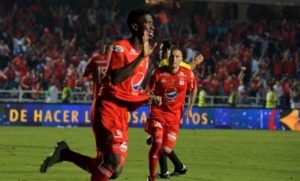 El delantero Olmes García, celebra un gol con América de Cali