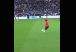 neymar duerme el balon de tacón en el calentamiento del psg