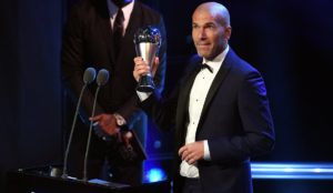 Zidane recibiendo el premio a mejor DT