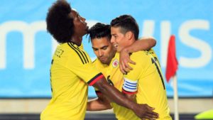 abrazo de james y falcao seleccion Colombia