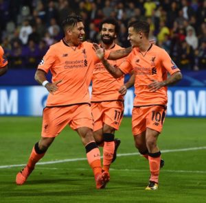 firmino salah y coutinho celebran un gol con el Liverpool