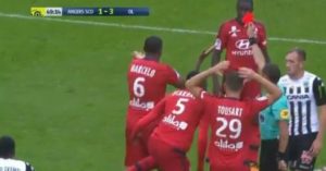 La roja a Marcelo en el Angers-Lyon es lo más insólito que vas a ver hoy!