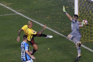 No busquen más. La atajada del año es la de Marcelo Grohe de gremio en la copa libertadores ante barcelona de ecuador