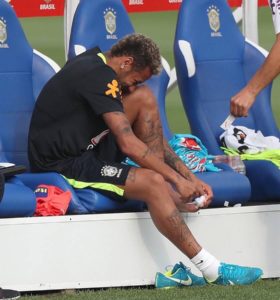 Neymar tuvo que retirarse antes del entrenamiento de Brasil tras recibir un golpe de parte de Paulinho