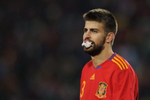 gerard pique se lastima la boca jugando con la seleccion de españa
