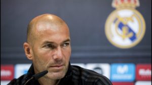 zinedine zidane en rueda de prensa con el real madrid