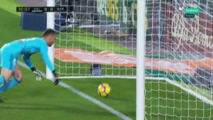 el balón entró claramente, el árbitro no concedió el gol de Messi en mestalla ante el valencia