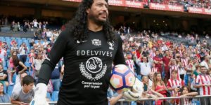 Higuita en una despedida