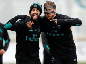 Ramos con máscara junto a Isco