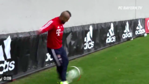 gol de rabona detras del arco de arturo vidal en entreamiento del bayern munich