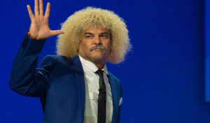 el pibe valderrama de traje y corbata