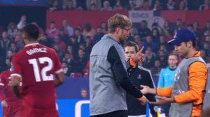 El feo gesto de Klopp con un recoge pelotas del Sevilla