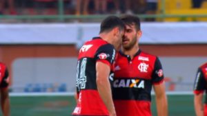 Flamengo anuncia punição a Vizeu e Rhodolfo por briga em campo