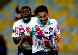El chateo: Teo Gutiérrez y Yimmi Chará celerban un gol con el junior de barranquilla
