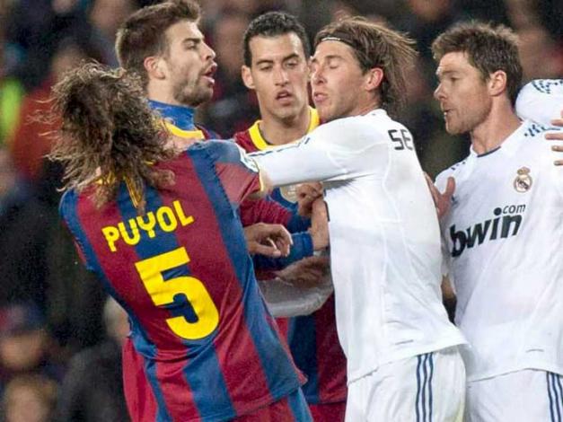 Sergio Ramos (tengah) mendorong wajah kapten Barcelona, Carles Puyol.