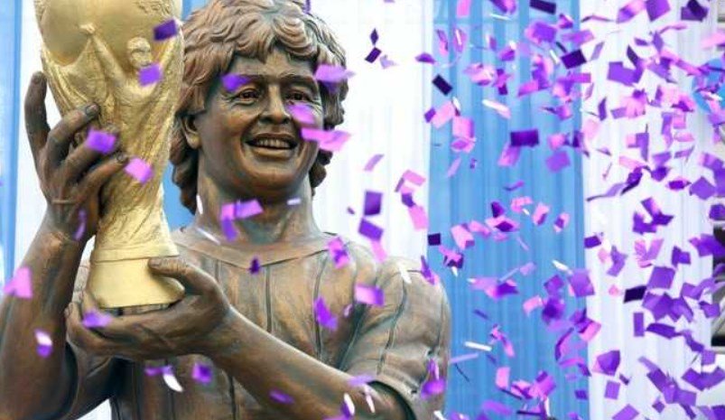 la estatua que l ehicieron a diego maradona en India
