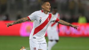 Paolo Guerrero con Perú
