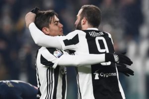 Dybala e Higuain celebran gol de la juventus