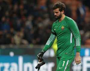 El guardameta de la Roma y Brasil Alisson Becker saldrá en verano. Su valor está en 50 millones de euros.