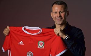 Giggs con la camiseta de Gales