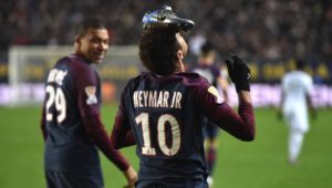 Celebración de neymar con el guayo/bota en la cabeza tras gol con el PSG