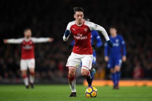 Ozil ante el Chelsea