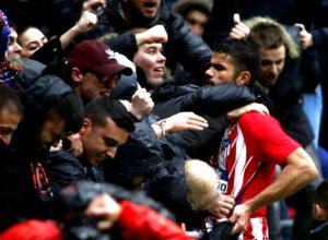 Diego costa celebra con la afición del atletico de madrid en la liga