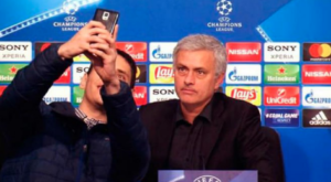 Mou y un hincha sacándose una selfie