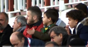 Niño 7 años en el estadio