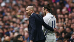 Bale con Zidane en el banquillo