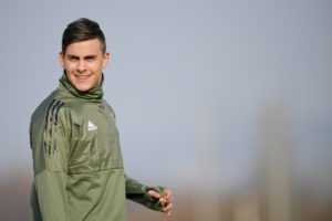 dybala durante un entrenamiento con la juve