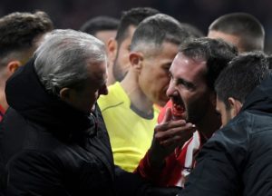 diego godín pierde los dientes tras chocar con arquero del valencia