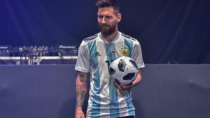 Messi con el balon oficial del mundial de rusia 2018 adidas