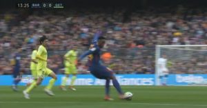 En su debut como titular del Barcelona, Yerry Mina se animó a lanzar un 'no look pass' o 'pase sin mirar' muy al estilo de Laudrup o Ronaldinho. Lo único es que no fue preciso y casi le cuesta un gol en contra ante el Getafe.