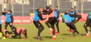 BOCHORNOSO: Batalla campal en el último entrenamiento del Feyenoord!