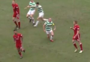 Muy pocas veces se puede ver que un jugador haga esto tras recibir dos duras entradas, mirad lo que hizo Scott Brown del Celtic